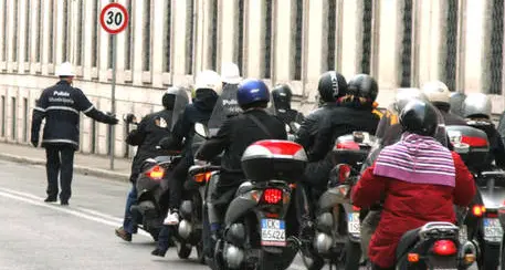 Da oggi in due in motorino anche a 16 anni