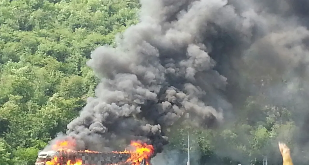Camion in fiamme in A22 a Nomi: lunghe code lungo la corsia sud