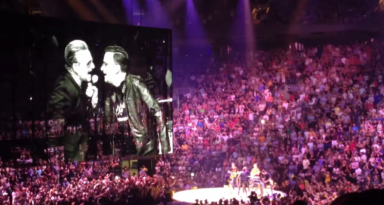 Gli U2 fanno salire sul palco la cover band degli... U2