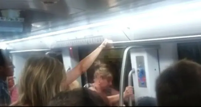 Metro con porte aperte a Roma, passeggeri terrorizzati