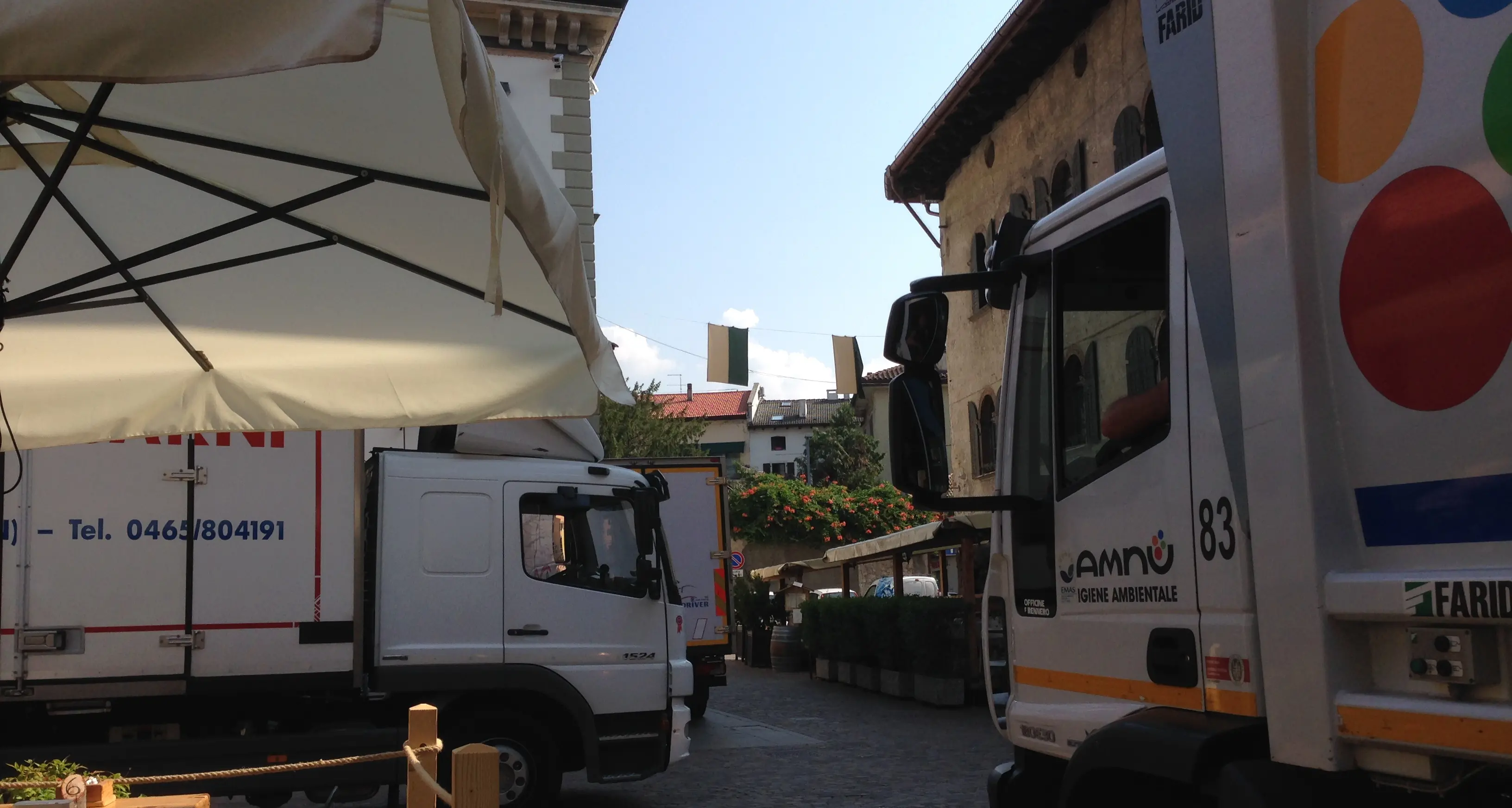 Pergine, piazza del Municipio è invasa dai camion