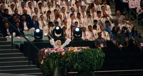 Lady Gaga a sorpresa a Baku canta 'Imagine'