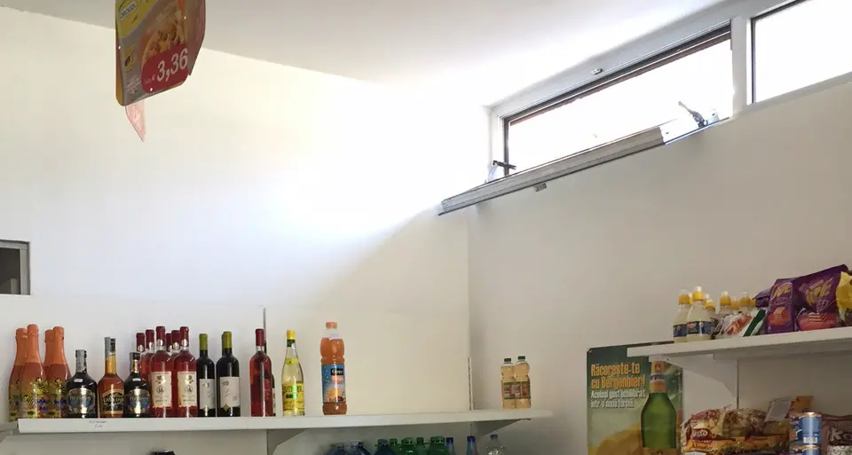 Ladri in azione nel negozio di prodotti tipici dell'est