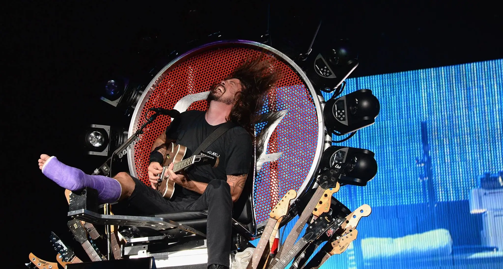 Dave Grohl torna sul palco seduto su un trono (di chitarre)