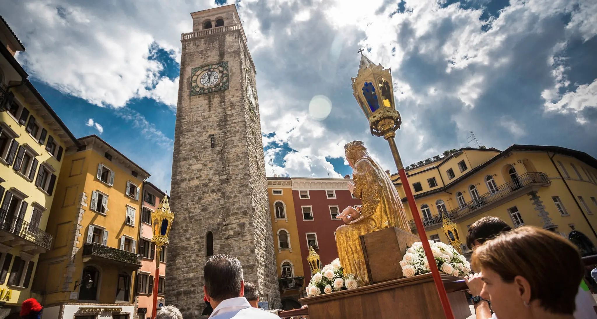 La processione dell'Assunta, Riva tra religione e folklore