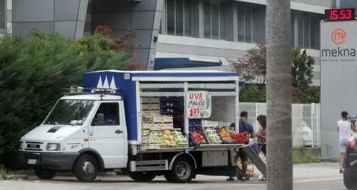 Rovereto, «guerra» ai fruttivendoli di strada. Per chi sgarra multe fino ai 9.000 euro