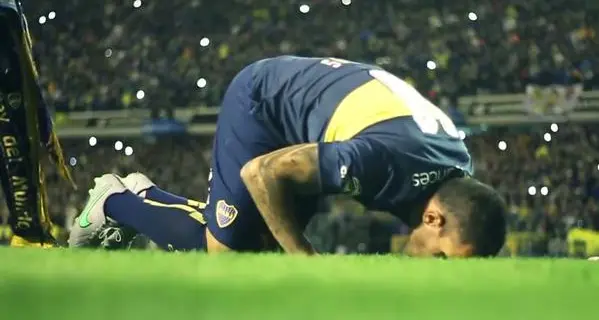 Carlitos torna a casa: la Bombonera impazzisce di gioia