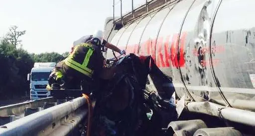 Tir schiaccia un'auto. Morti due gemellini
