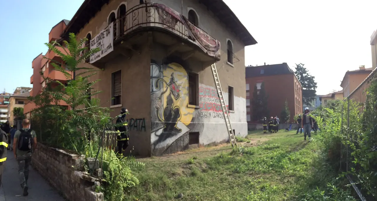 Casa occupata in via Mattioli a Trento, è in corso lo sgombero: blitz scattato alle 8