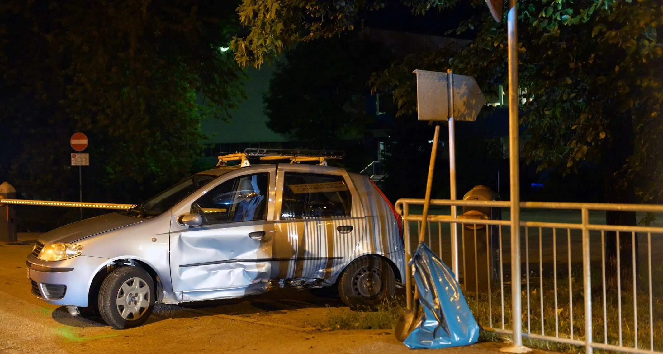 Scontro tra auto e moto in città Gravissimo un ragazzo