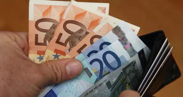 Trova un portafoglio, lo restituisce