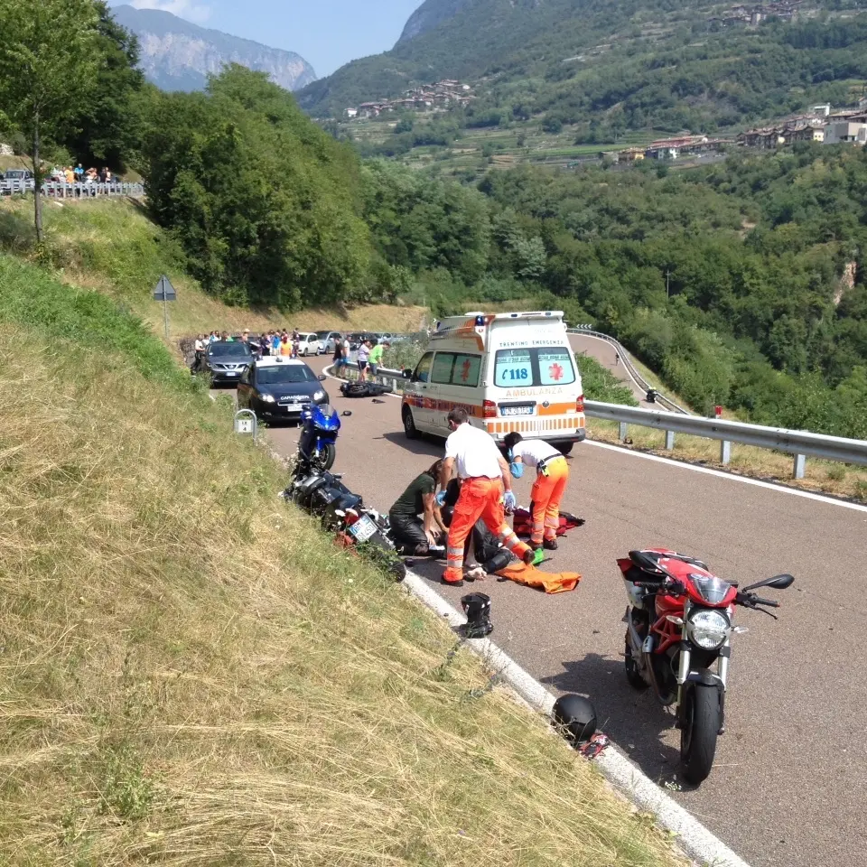 Incidente frontale tra motociclisti, uno dei due vola nella scarpata