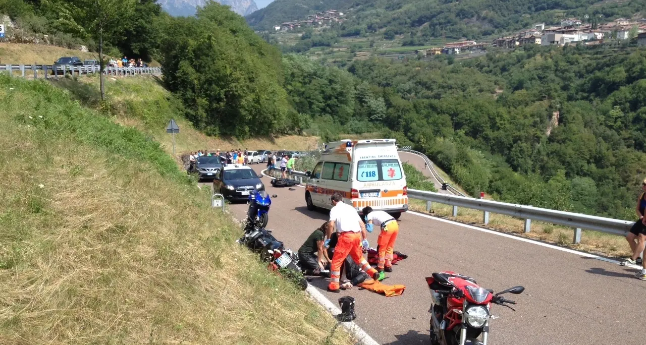 Incidente frontale tra motociclisti, uno dei due vola nella scarpata