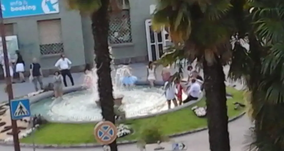 Pediluvio nella fontana del Casinò arcensi infastiditi e increduli