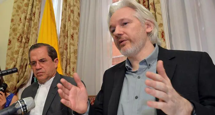 Julian Assange chiede asilo Ma Parigi gli chiude la porta
