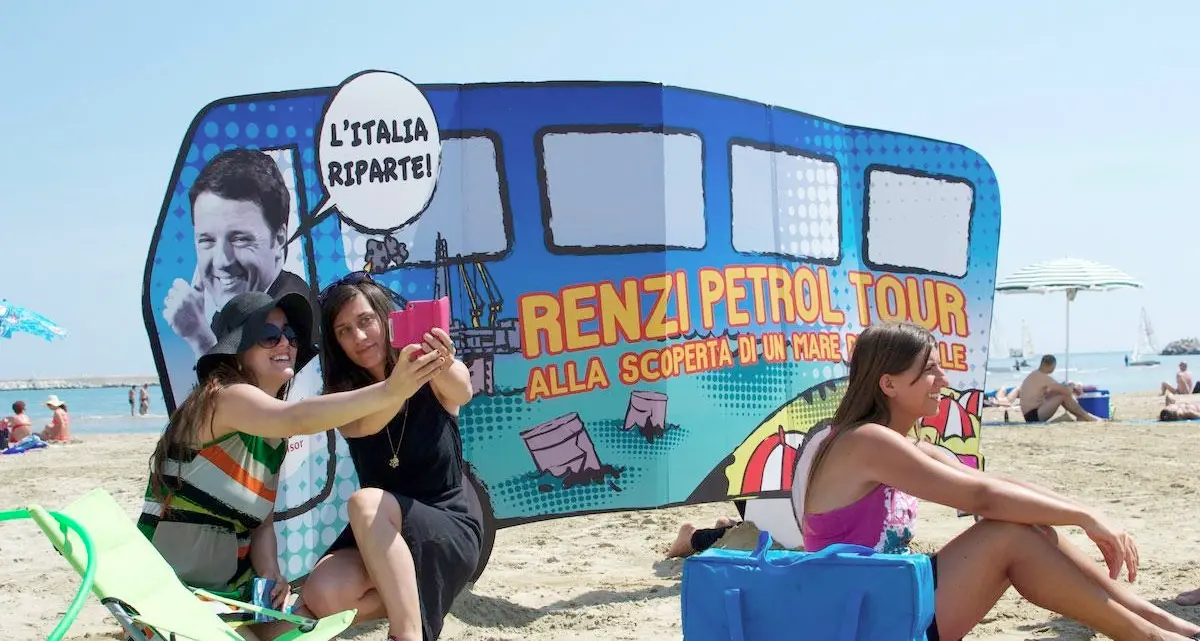 Greenpeace contro le trivellazioni in mare lancia il \"Renzi Petrol Tour\"