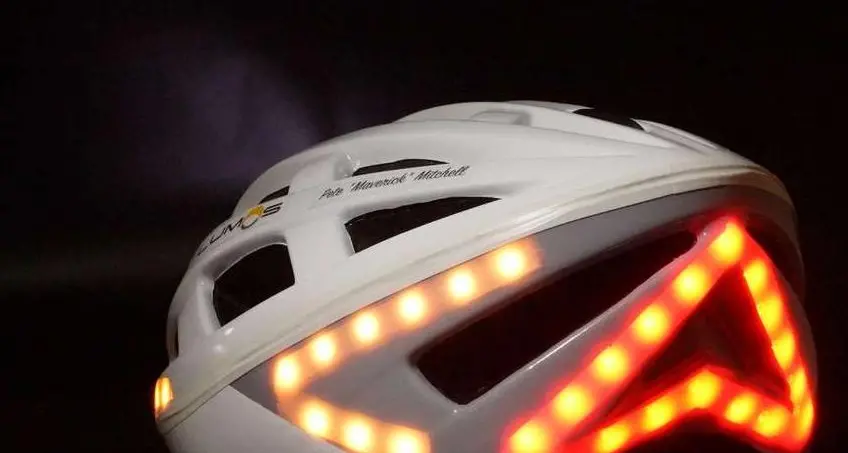 Arriva il casco da bicicletta con gli stop e le frecce