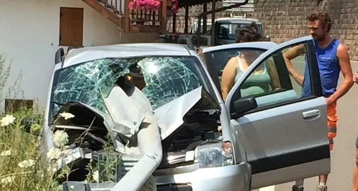 Auto contro il guard-rail. Miracolati a Stramentizzo