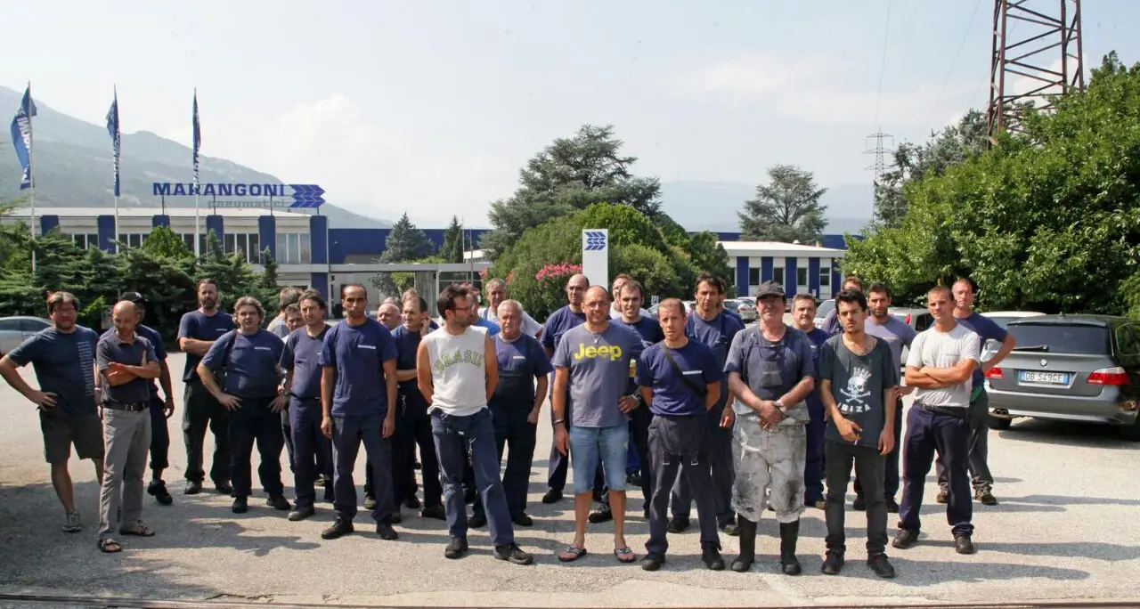 Malore in fabbrica, muore operaio. Scoppia la protesta