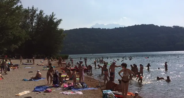 Lunedì bollente, presi d'assalto i laghi di Levico e di Caldonazzo