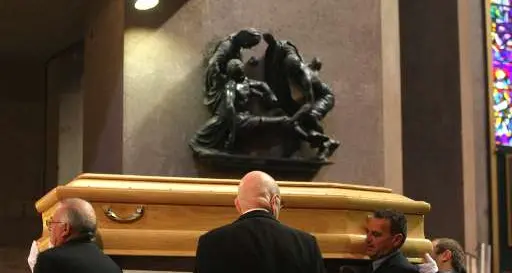 C'è la crisi, funerali a rate. E qualcuno se lo paga in anticipo