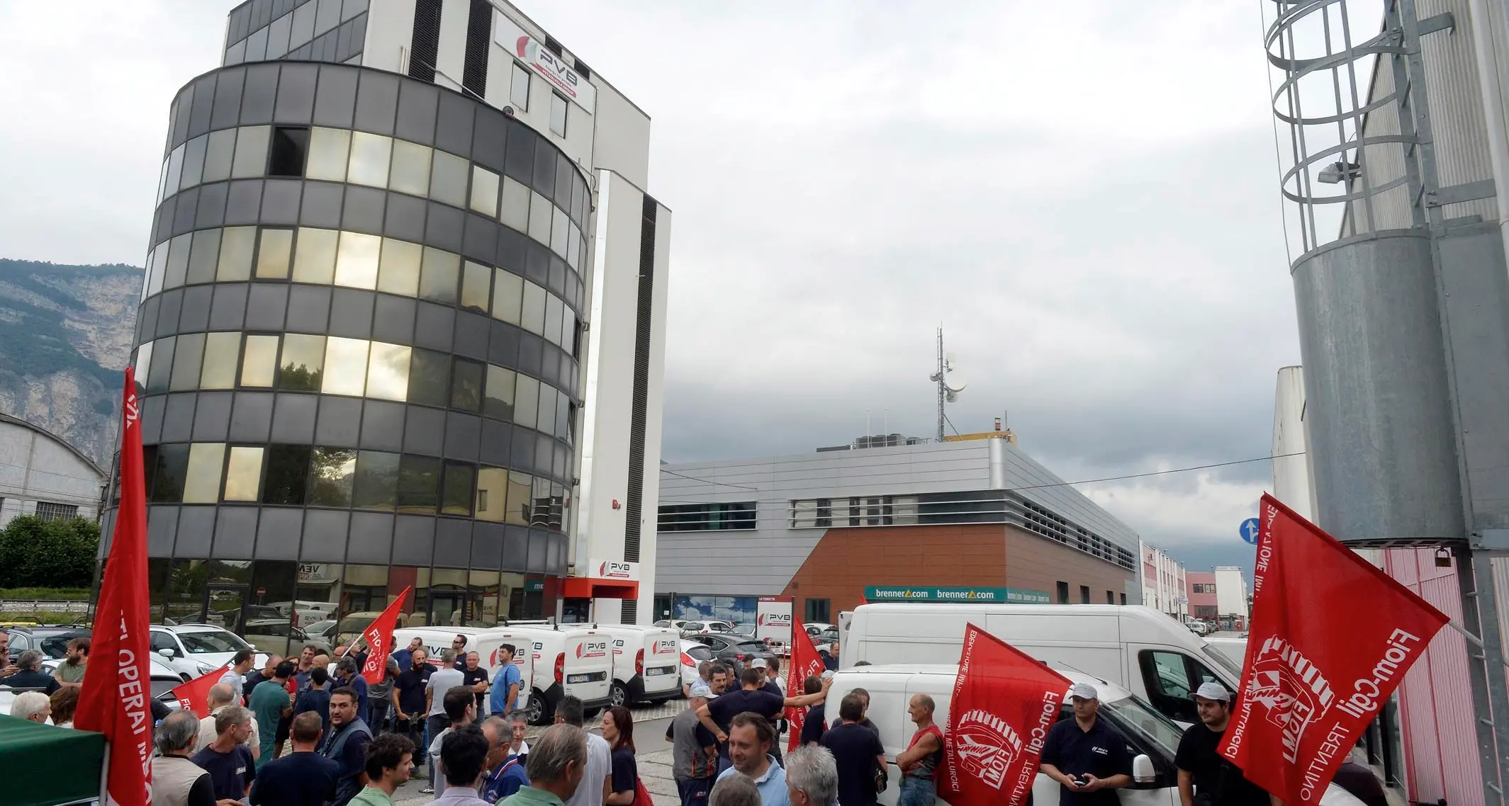 Sciopero contro gli 81 licenziamenti alla Pvb Solutions ex Petrolvilla