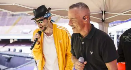 Jovanotti ed Eros per Pino Daniele: musica, lacrime e amicizia