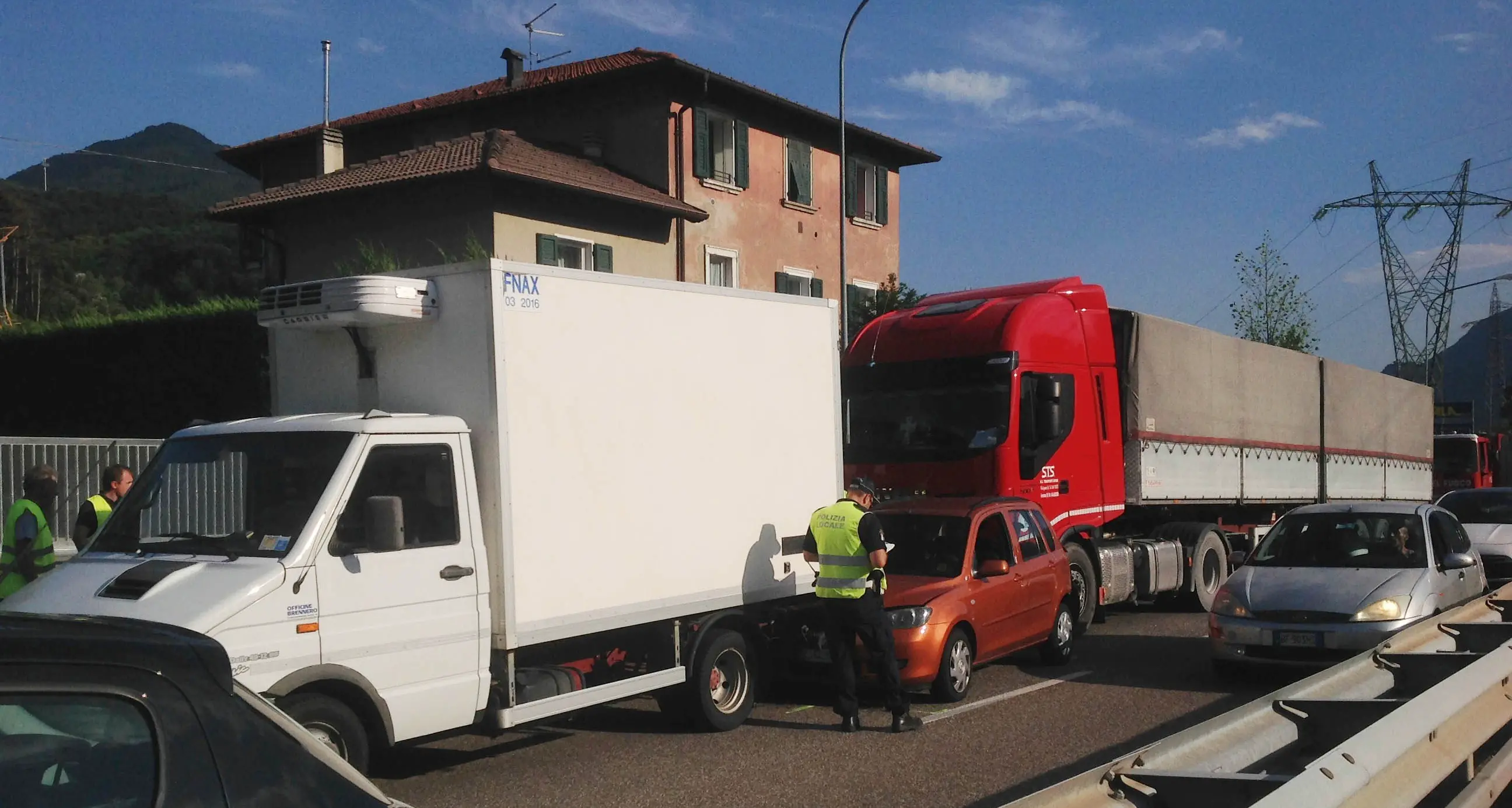 Utilitaria schiacciata tra un furgone e un camion