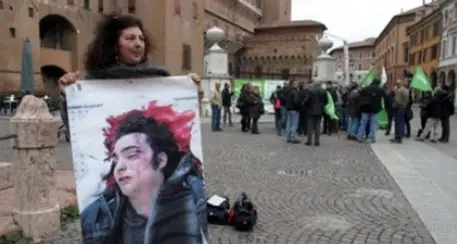 Aldrovandi assassinato, la mamma ritira le querele