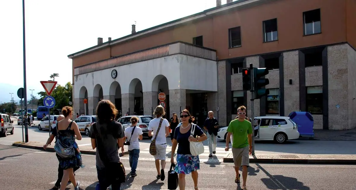 Sassate e sangue in Piazza Orsi a Rovereto