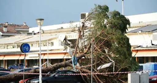 Tromba d'aria nel Veneziano. Un morto e almeno 30 feriti