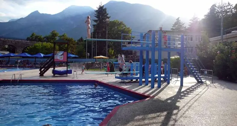 Il bagno notturno in piscina costa una denuncia a tre ragazzi