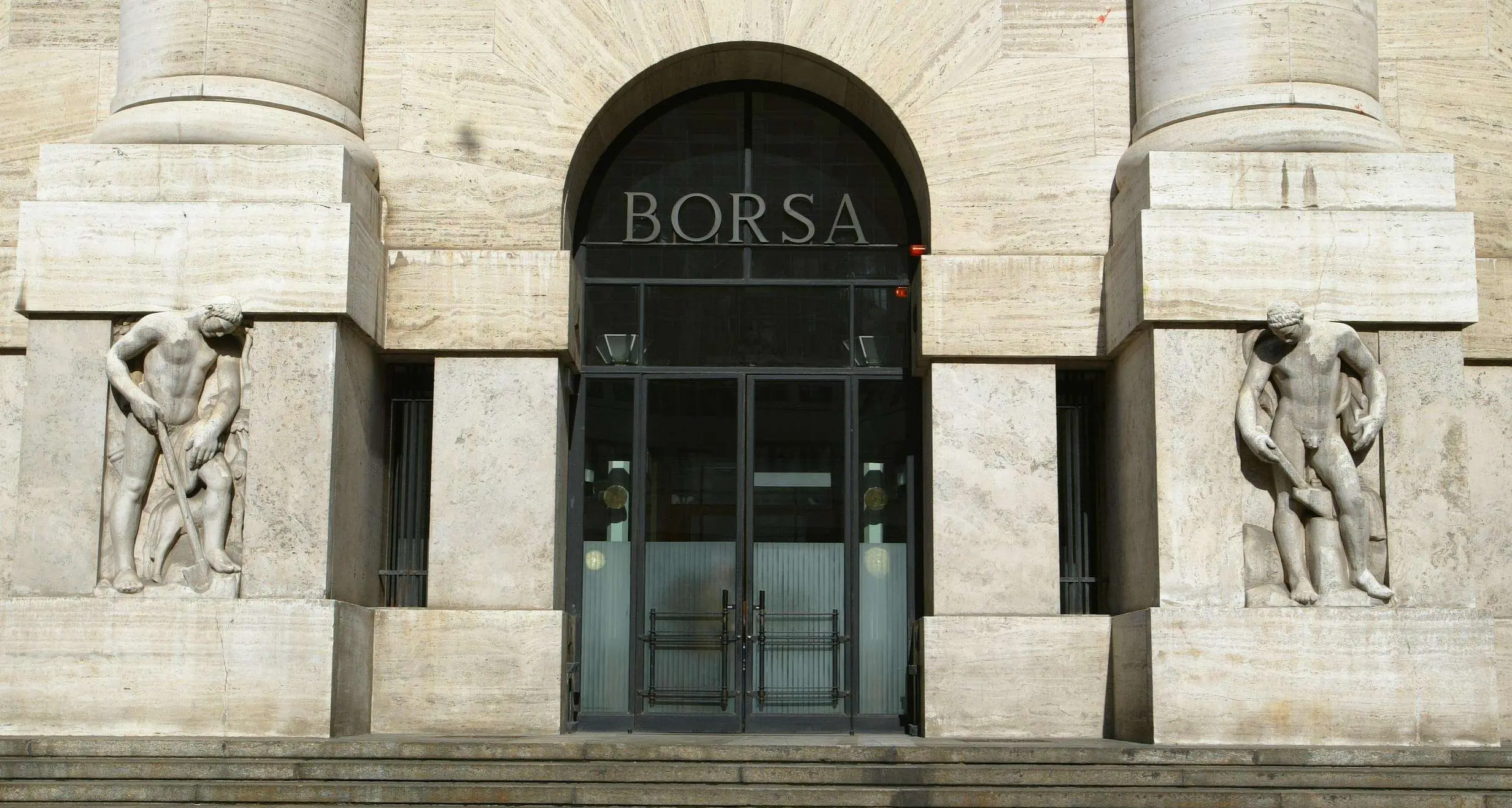 Borsa, le banche in negativo trascinano giù Piazza Affari