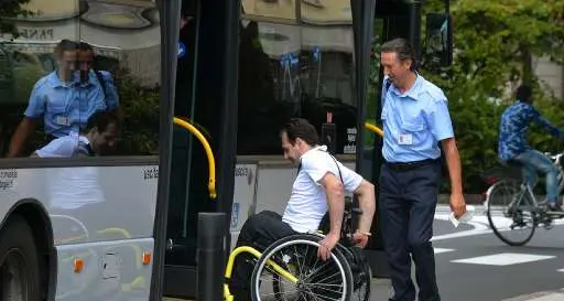 Un calvario per un disabile usare il bus. Le fermate abilitate sono solo il 30%