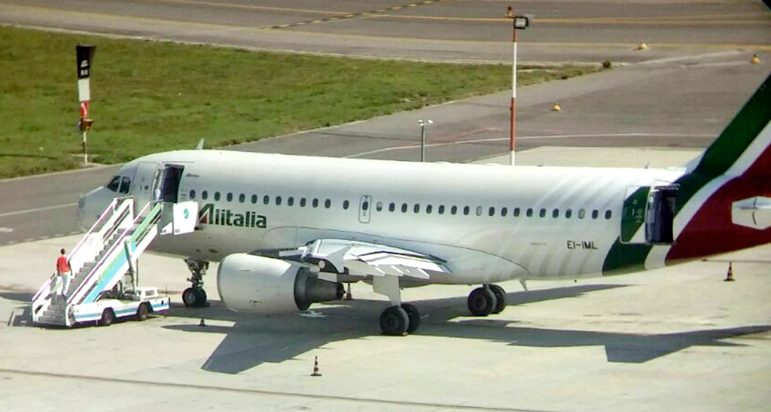 Aereo Alitalia nella bufera a Roma, atterraggio di emergenza a Napoli