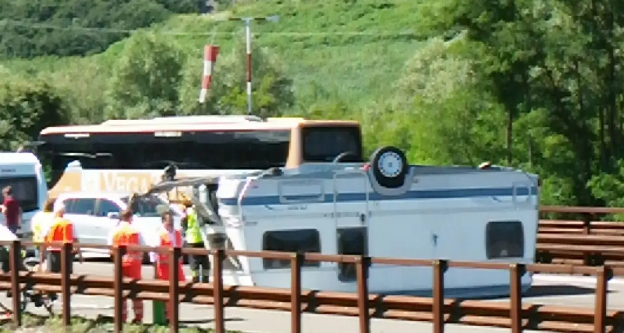 Roulotte si ribalta in A22: problemi al traffico in direzione nord