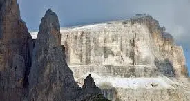 Tragedia sulle Torri del Sella: alpinista scivola e muore