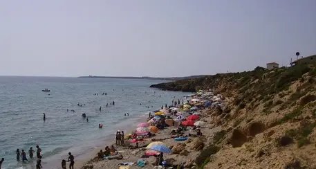 Salva due bagnanti poi muore per malore