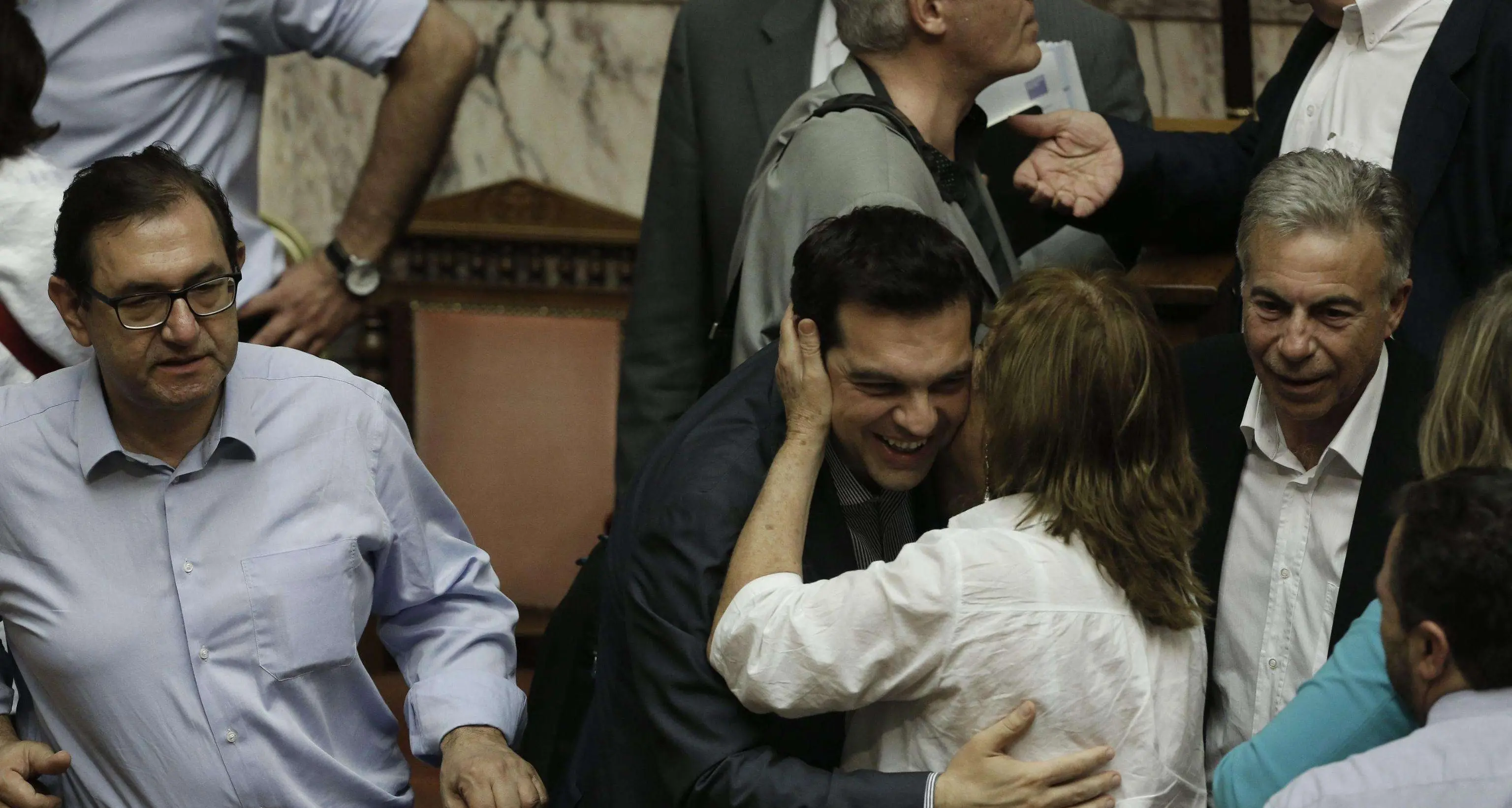 Grecia, il parlamento dice sì all'accordo sul debito