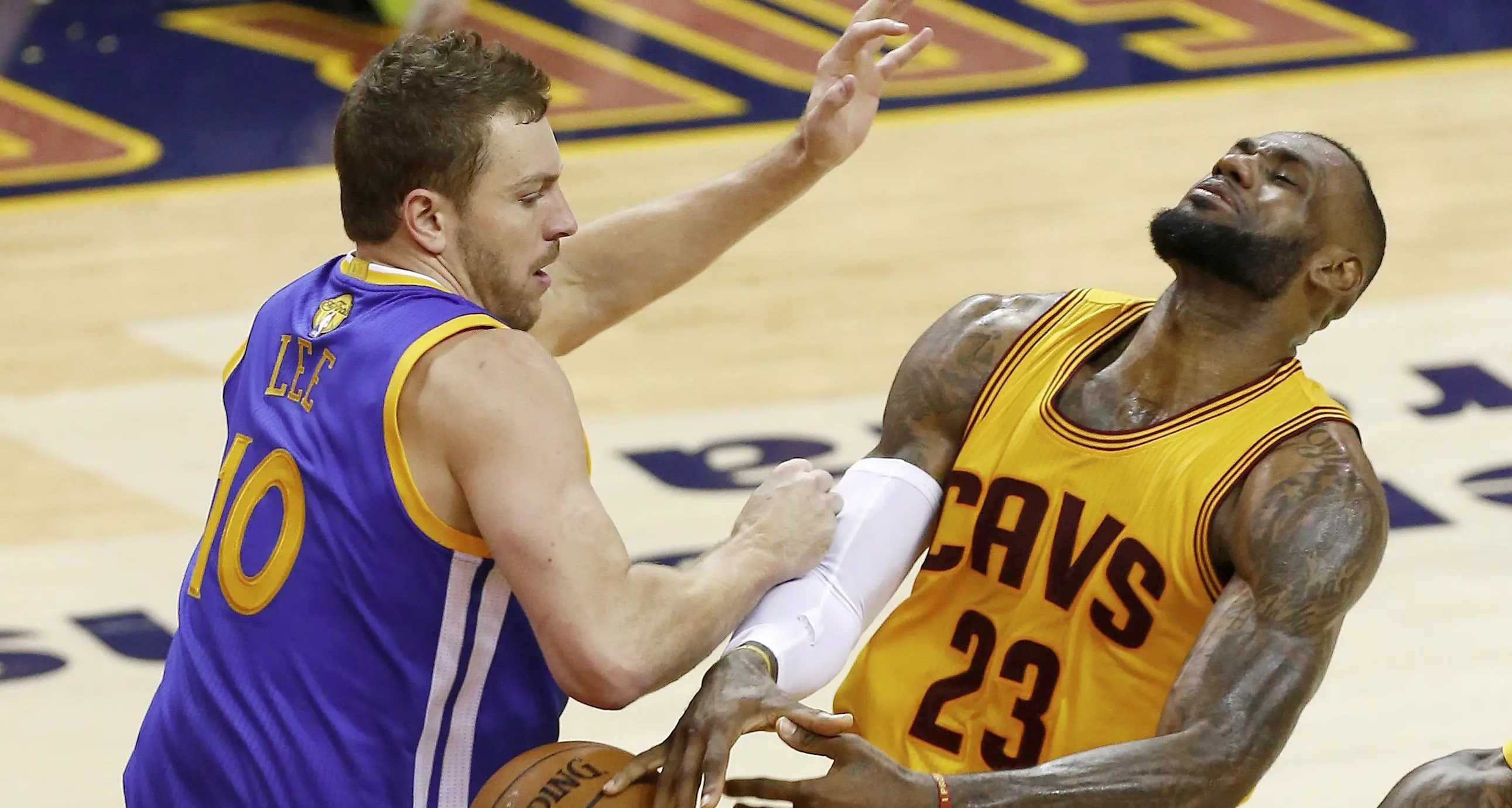 Riscossa dei Warriors, la serie di finale va sul 2 a 2 Paura per Lebron James: taglio in testa contro la telecamera