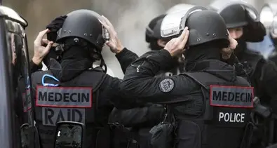 Parigi: banditi asserragliati in negozio, una decina di ostaggi