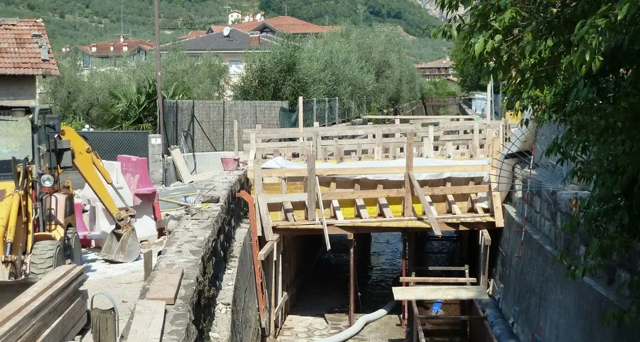 Riva, gettato il ponte su via Fornasetta Strada riaperta per fine settembre