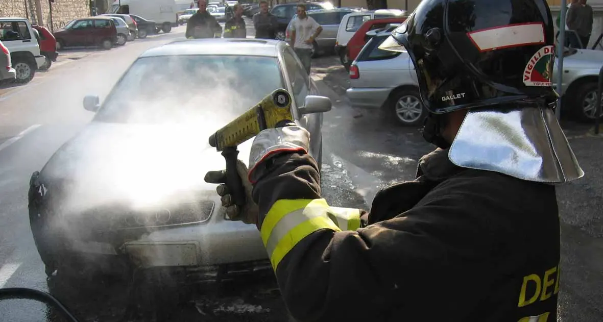 Fumo dall'auto, principio d'incendio in tangenziale