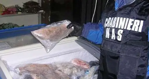 Mangiano tonno, finiscono in ospedale