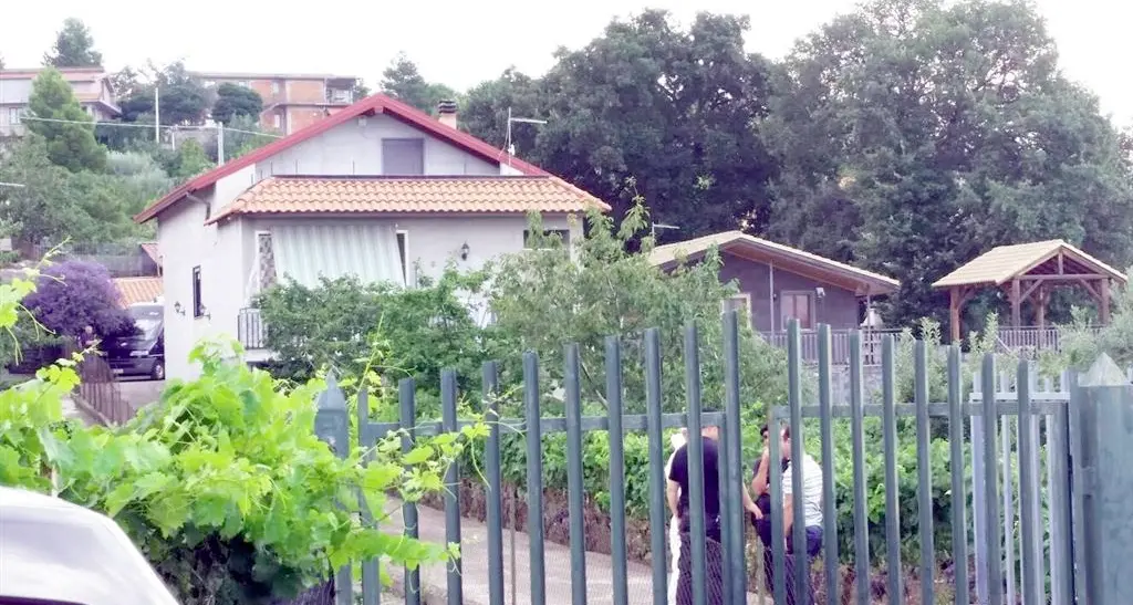 Rapina in villa? Era una finta La moglie uccide il marito