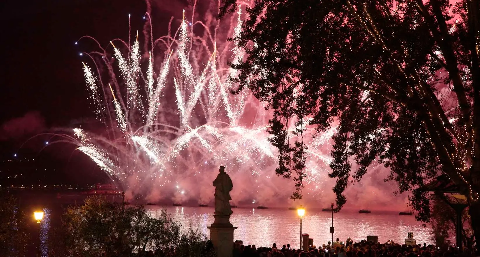 La «Notte di Fiaba» incanta ancora, 33 minuti di fuochi nel cielo di Riva