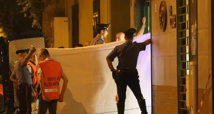 Tenta di sventare una rapina mentre fa spesa con figlia, ucciso