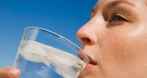 Mezzo litro acqua prima dei pasti può aiutare la perdita di peso