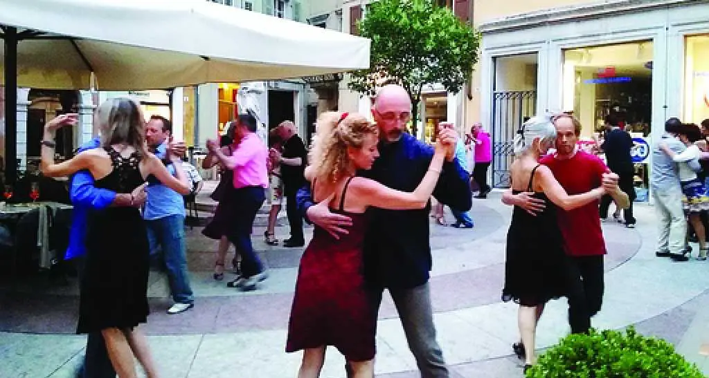 Ballano tango in piazza Pasi ma arrivano i vigili