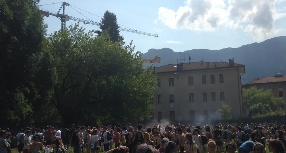 Ultimo giorno di scuola, festa baciata dal sole